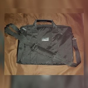 TARGUS LAPTOP MESSENGER BAG
